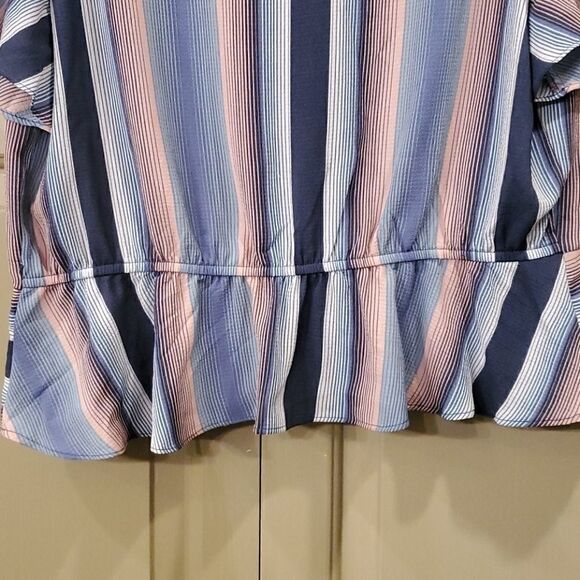 Candie's junior short sleeve wrap top - Picture 9 of 9